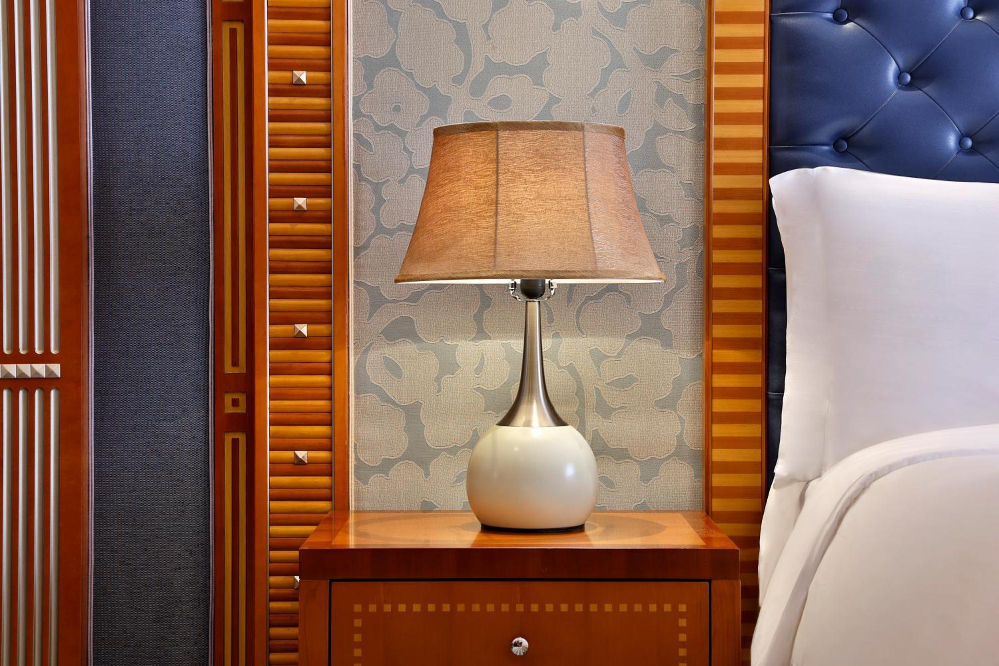 Hotel The Ritz-Carlton Džidda Exteriér fotografie A table lamp