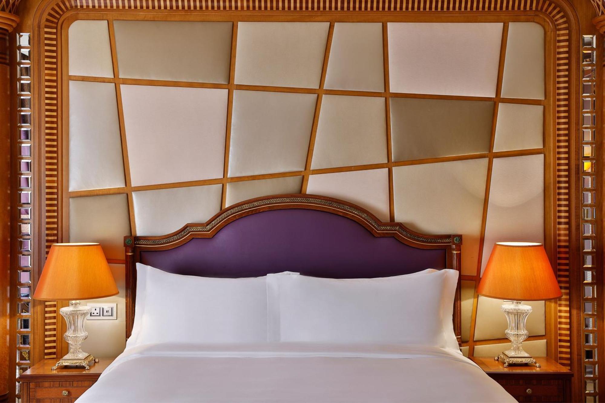 Hotel The Ritz-Carlton Džidda Exteriér fotografie A bed with a headboard