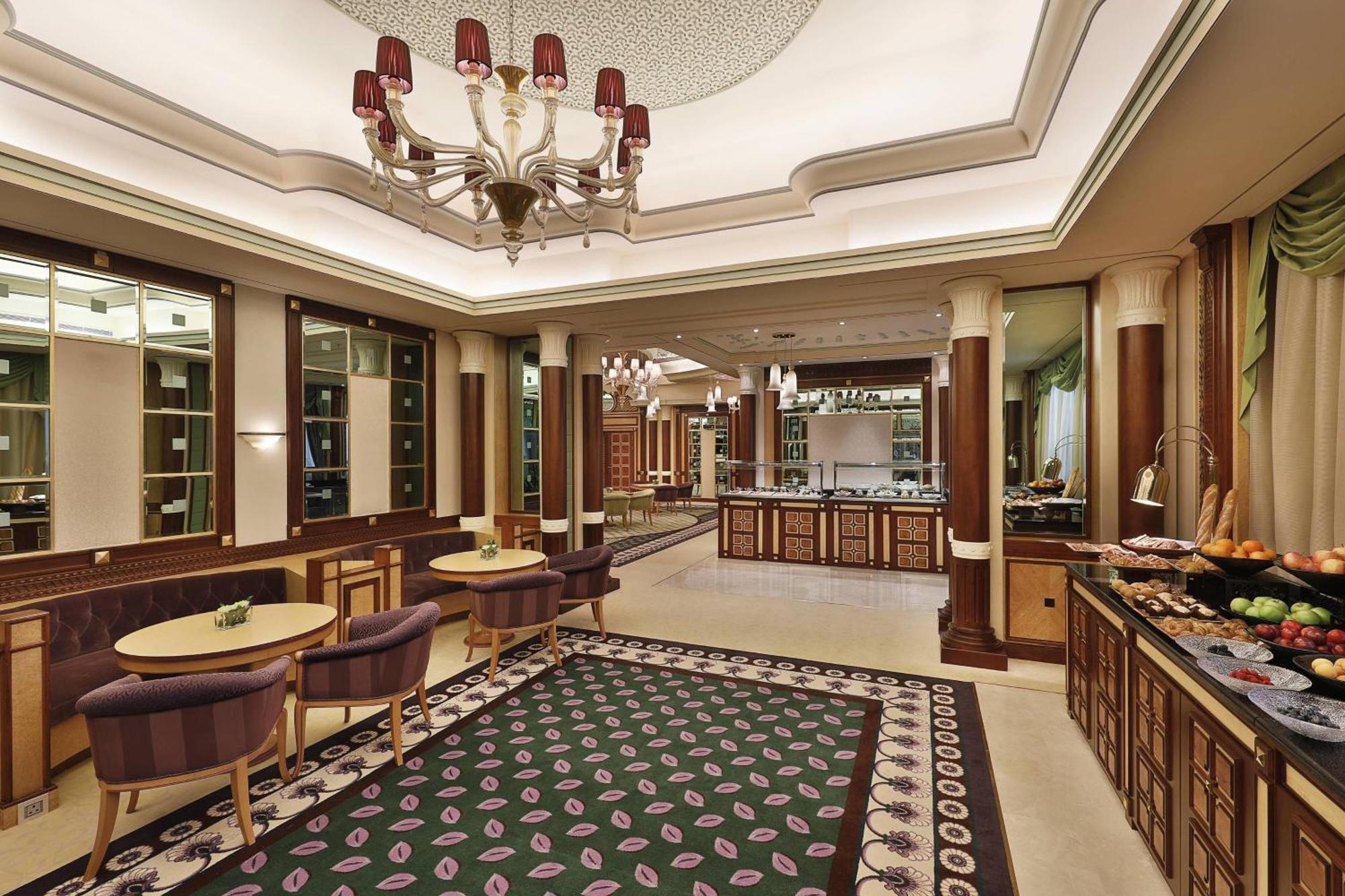 Hotel The Ritz-Carlton Džidda Exteriér fotografie The lobby lounge at the Taj Mahal Palace, Mumbai